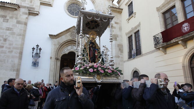 La Madre de Almería, saliendo de su templo.
