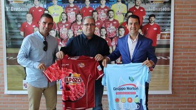 Vicente Puertas y Miguel Brugarolas junto al Director General de ElPozo Murcia, Fran SerrejÃ³n.